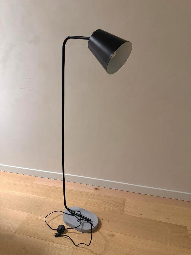 Moderne vloerlamp zwart, Huis en Inrichting, Lampen | Vloerlampen, Zo goed als nieuw, 100 tot 150 cm, Metaal, Ophalen