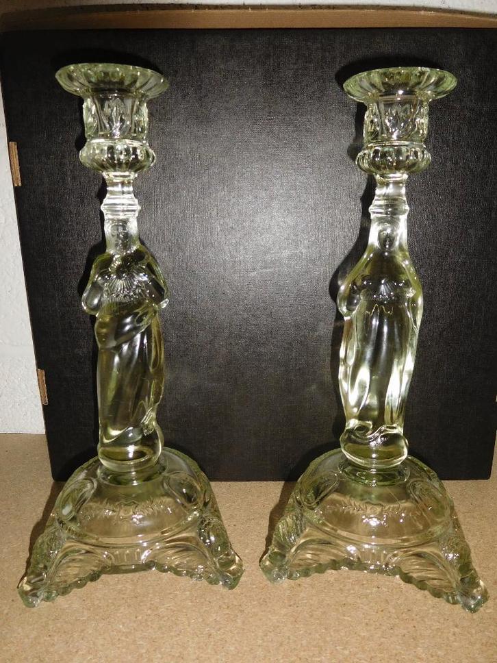 2 glazen kandelaars van de Maagd Maria en Jezus, Antiek en Kunst, Antiek | Religieuze voorwerpen, Ophalen of Verzenden