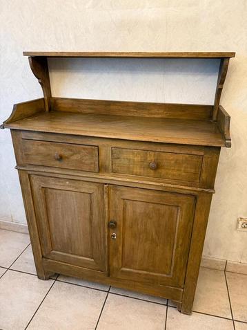 Oud houten kastje beschikbaar voor biedingen