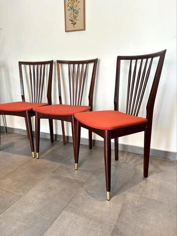5 vintage houten stoelen beschikbaar voor biedingen