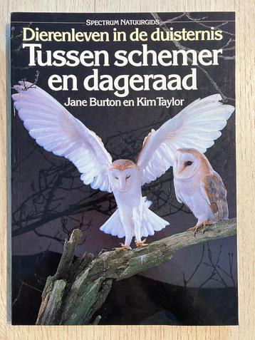 Boek : Tussen Schemer en Dageraad beschikbaar voor biedingen