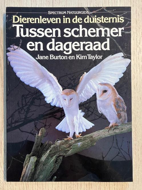 Boek : Tussen Schemer en Dageraad, Boeken, Dieren en Huisdieren, Zo goed als nieuw, Ophalen of Verzenden