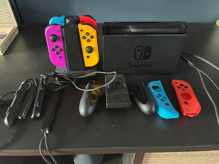 Nintendo Switch + extra Joy-Cons + games + accessoires, Games en Spelcomputers, Spelcomputers | Nintendo Switch, Zo goed als nieuw