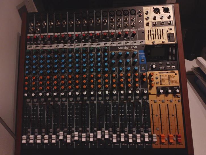 Tascam Model 24 Mixer/opname/interface, Muziek en Instrumenten, Mengpanelen, Zo goed als nieuw, 20 kanalen of meer, Microfooningang