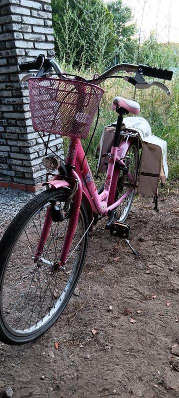Meisjesfiets met fietstassen beschikbaar voor biedingen