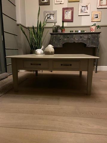 Houten salontafel beschikbaar voor biedingen