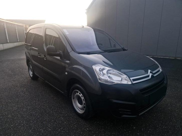 Citroën Berlingo
1.6 benzine
04/2017, Auto's, Bestelwagens en Lichte vracht, Particulier, Cruise Control, Radio, Trekhaak, Citroën