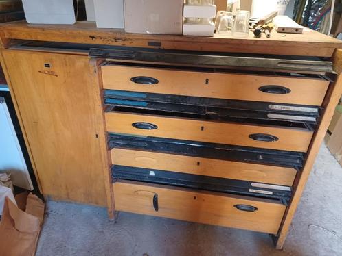Zetbok met 6 gevulde letterkasten in zeer goede staat, Antiek en Kunst, Curiosa en Brocante, Ophalen