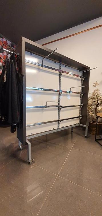 Stevige kledingsrek op wielen voor een winkel beschikbaar voor biedingen