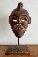 Antiek masker Himalaya regio, Ophalen