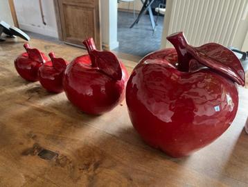 Prachtig set keramische decoratie appelen (4 stuks) beschikbaar voor biedingen