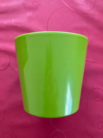Bloempot keramiek groen 13,5cm diameter 13cm hoog beschikbaar voor biedingen