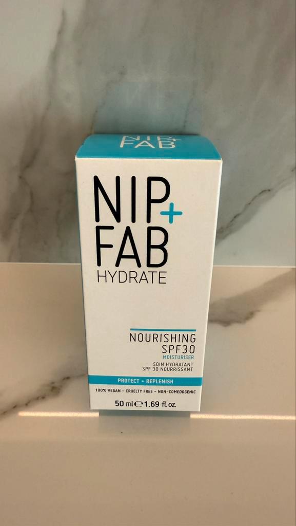 Nip + Fab Hydrate Nourishing SPF30 Moisturiser, Handtassen en Accessoires, Uiterlijk | Gezichtsverzorging, Nieuw, Verzorging, Gehele gezicht