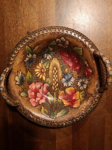 Vintage hand geschilderde schaal beschikbaar voor biedingen