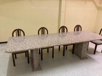 tafel massief korrelgraniet met stoelen, bar met barkrukken beschikbaar voor biedingen