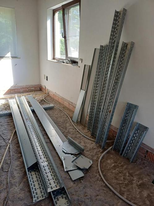 Kabelgoten OBO met deksels en 2 T-stukken (totaal ca. 16 m), Doe-het-zelf en Bouw, Elektriciteit en Kabels, Gebruikt, Ophalen