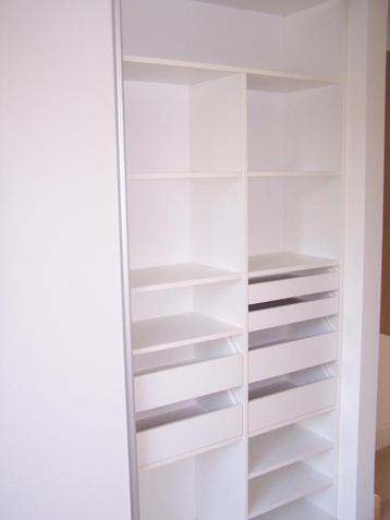 Inloopkast. Walk-in closet kledingkast. Inbouwkast op maat. beschikbaar voor biedingen