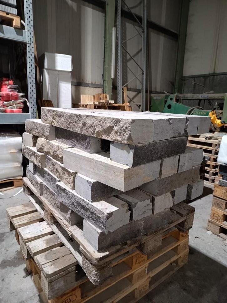 Partij GEKLOVEN KLINKERS 70 stuks 45x10x14cm BLAUWE STEEN, Tuin en Terras, Tegels en Klinkers, Zo goed als nieuw, Overige typen