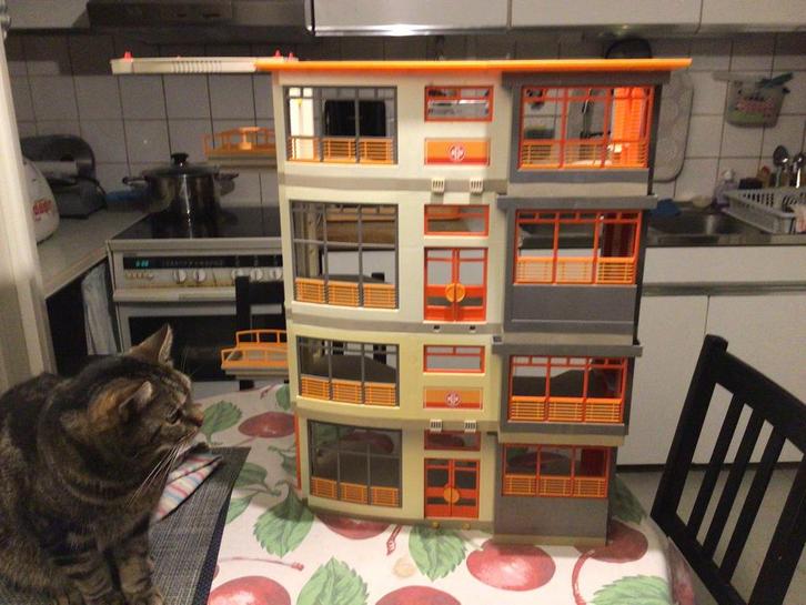 Super grand HÔPITAL PLAYMOBIL .. et personnages , complets ., Verzamelen, Poppenhuizen en Toebehoren, Zo goed als nieuw, Ophalen