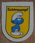 Les Schtroumpfs ecusson Boutique Spirou 1968 Peyo, Smurfen, Overige typen, Ophalen of Verzenden, Zo goed als nieuw