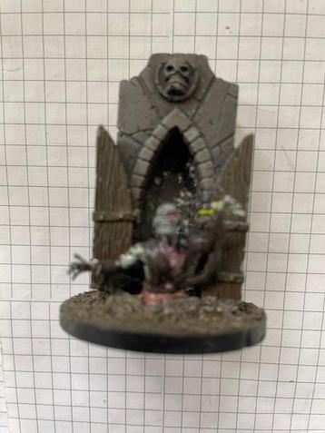 Décor de petite crypte avec zombie peint beschikbaar voor biedingen