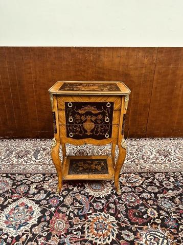 Antieke Franse Sidetable beschikbaar voor biedingen