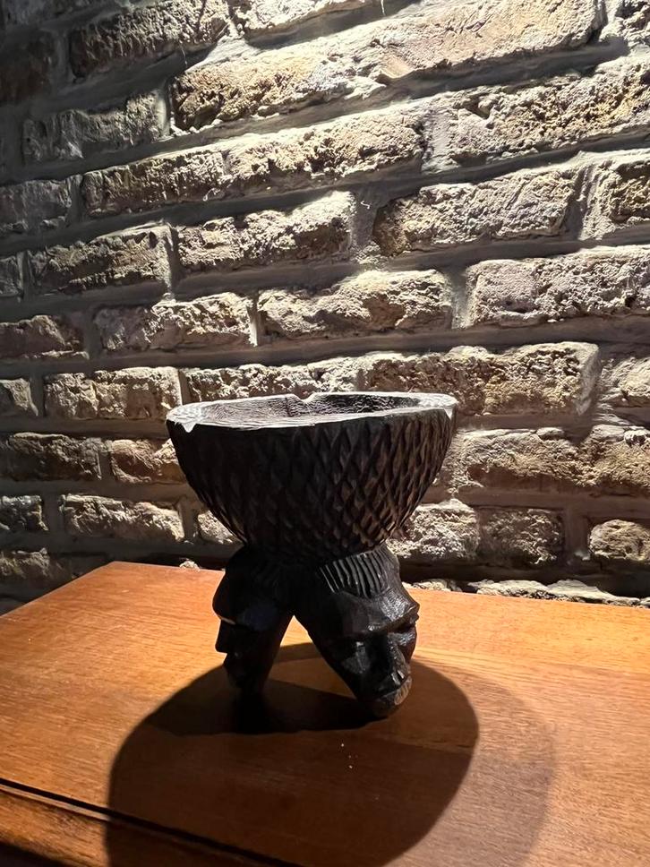 Handgesneden houten schaal op figuren – Afrikaans, Antiek en Kunst, Kunst | Beelden en Houtsnijwerken, Ophalen of Verzenden