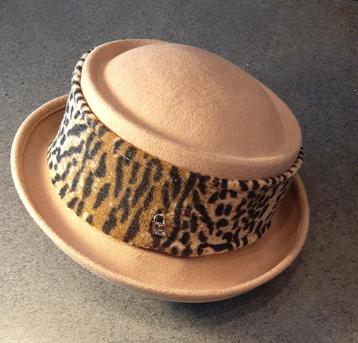 Te koop: Nieuw! Leuk winterhoedje van "Coccinelle". beschikbaar voor biedingen