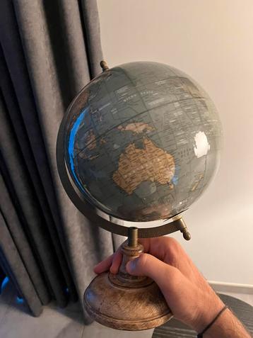 Vintage decoratieve wereldbol - houten voet beschikbaar voor biedingen