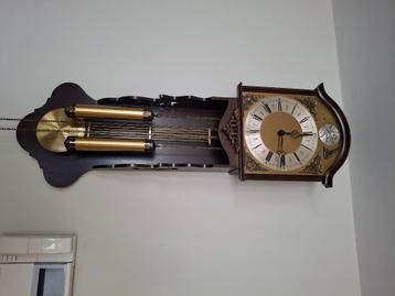 Wandklok met slinger beschikbaar voor biedingen