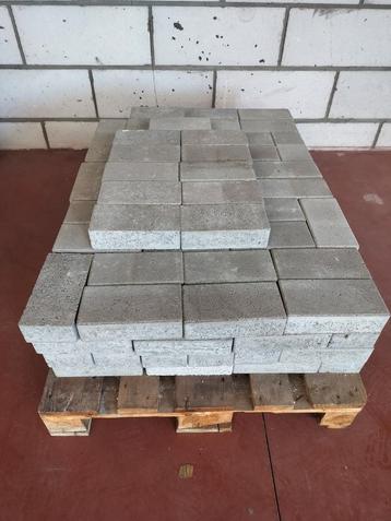Nieuwe Betonklinkers - 22 cm op 11 cm beschikbaar voor biedingen