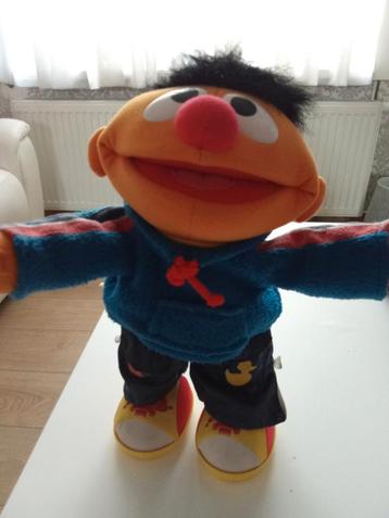Ernie kan rechtstaan  beschikbaar voor biedingen