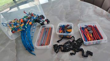 Een doos vol met K'nex onderdelen beschikbaar voor biedingen