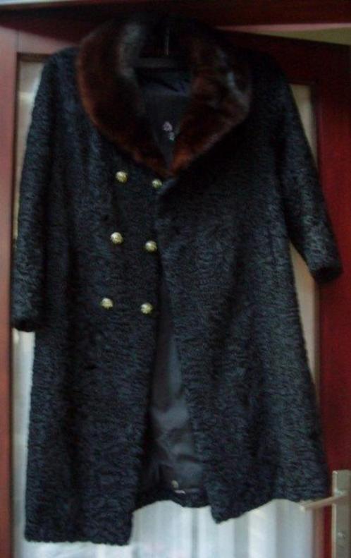 Vintage mantel: Zwarte astrakan jas met pelskraag maat 38, Vêtements | Femmes, Vestes | Hiver, Porté, Taille 38/40 (M), Noir, Enlèvement ou Envoi