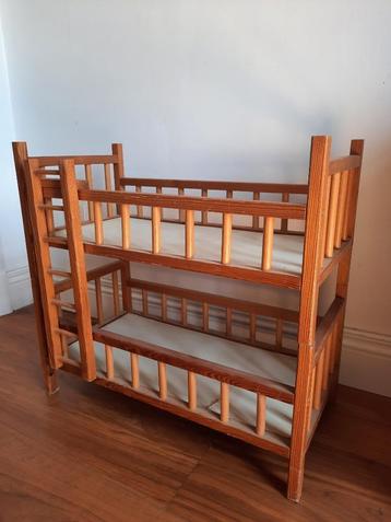 Stapelbed voor poppen of knuffels met gratis poppenstoeltje beschikbaar voor biedingen