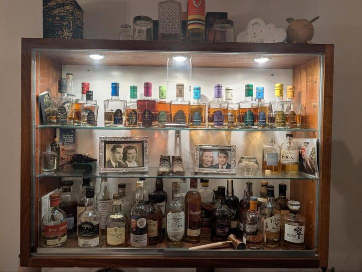 Prachtige houten vitrine hangkast, Huis en Inrichting, Kasten | Vitrinekasten, Ophalen