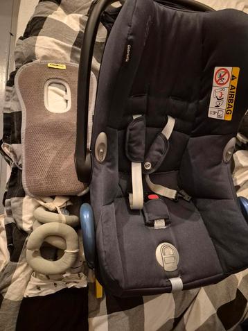 Maxi cosy met toebehoren  beschikbaar voor biedingen