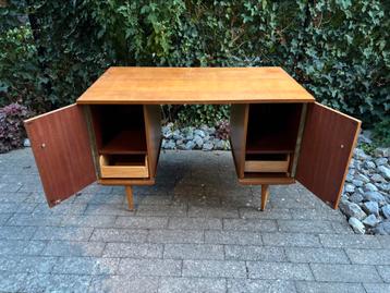Vintage bureau - te renoveren beschikbaar voor biedingen