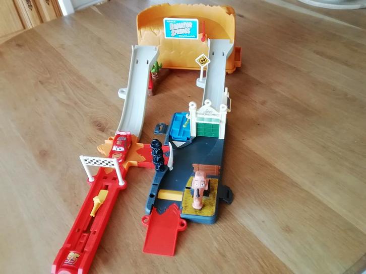 Petit circuit Cars Radiator Springs, Enfants & Bébés, Jouets | Circuits, Comme neuf, Circuit, Mécanique à remonter, Autres marques