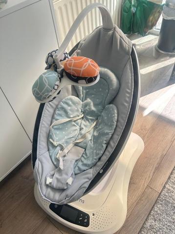 4 moms wipstoel MamaRoo + babykussen beschikbaar voor biedingen