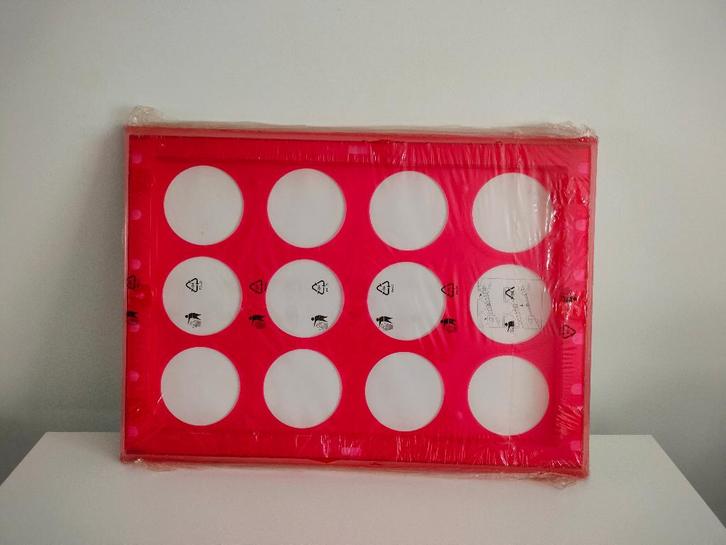 Ikea collector RED frame 50x70 cm frameontwerp  Eva Moritz, Huis en Inrichting, Woonaccessoires | Lijsten, Nieuw, 75 cm of meer