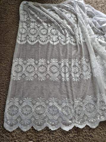 Rideau en dentelles beschikbaar voor biedingen