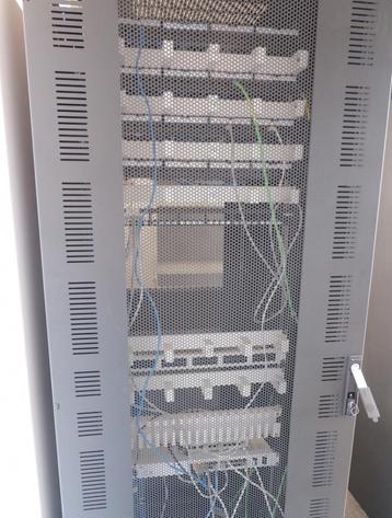 serverrackkast met Fortinet-firewall en switch beschikbaar voor biedingen