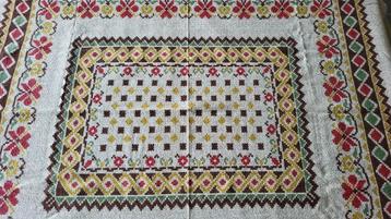 Vintage tafelkleed met geprinte borduurdecoratie beschikbaar voor biedingen