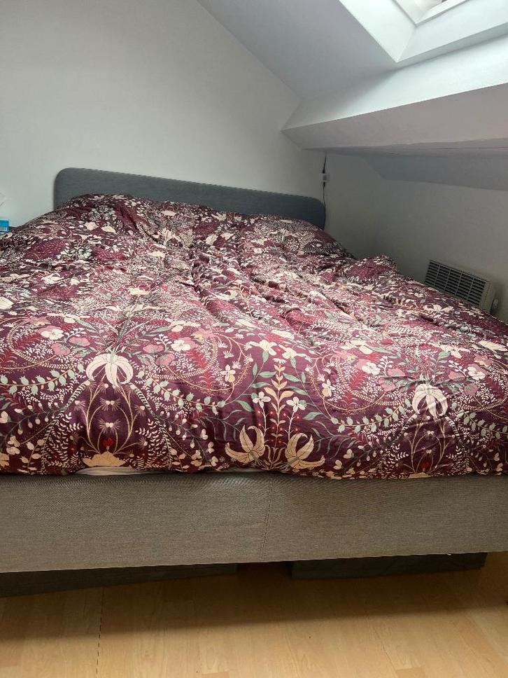 Lit IKEA + matelas 140x200cm - bon état, Maison & Meubles, Chambre à coucher | Lits, Utilisé, Deux personnes, 140 cm, 200 cm, Tissu