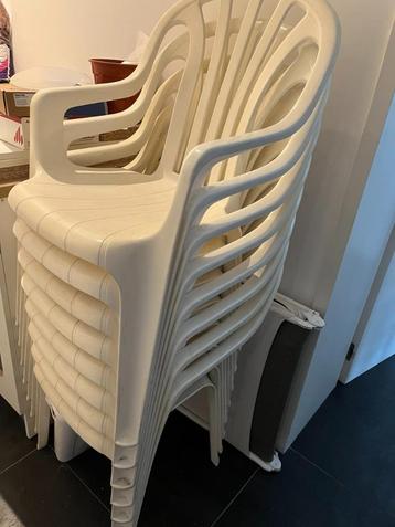 8x witte plastieken tuinstoelen beschikbaar voor biedingen
