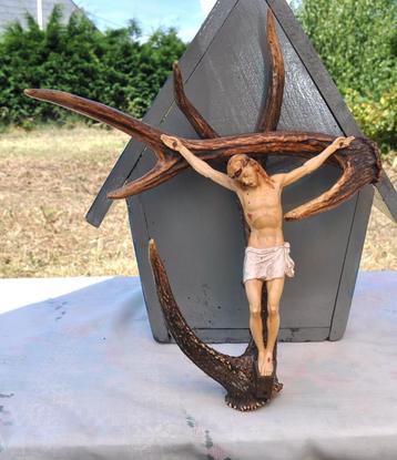crucifix mural sur corne de resine  beschikbaar voor biedingen