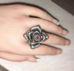 Ring roos zilver met rood diamantje, Bijoux, Sacs & Beauté, Bagues, Autres matériaux, Avec strass, Femme, 17 à 18