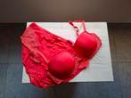 Rood lingeriesetje van Marie Jo met 2 slipjes., Enlèvement ou Envoi, Rouge, Soutien-gorge