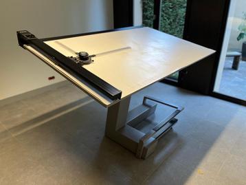 Design Tekentafel EXACT en regelbare stoel beschikbaar voor biedingen